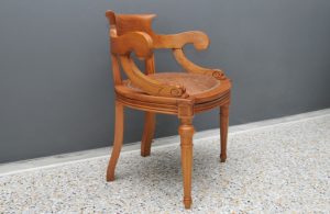 Πολυθρόνα χειροποίητη με σκάλισμα στο σκελετό από μασίφ ξύλο καρυδιάς η Οξυάς / by manolopoulos /cfw