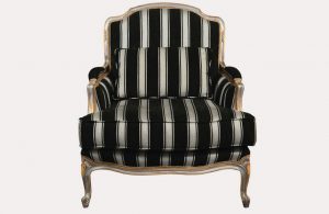 πολυθρόνα καθιστικού sof 2 , χειροποίητη με σκάλισμα στο σκελετό από μασίφ ξύλο καρυδιάς η Οξυάς / by manolopoulos /cfw