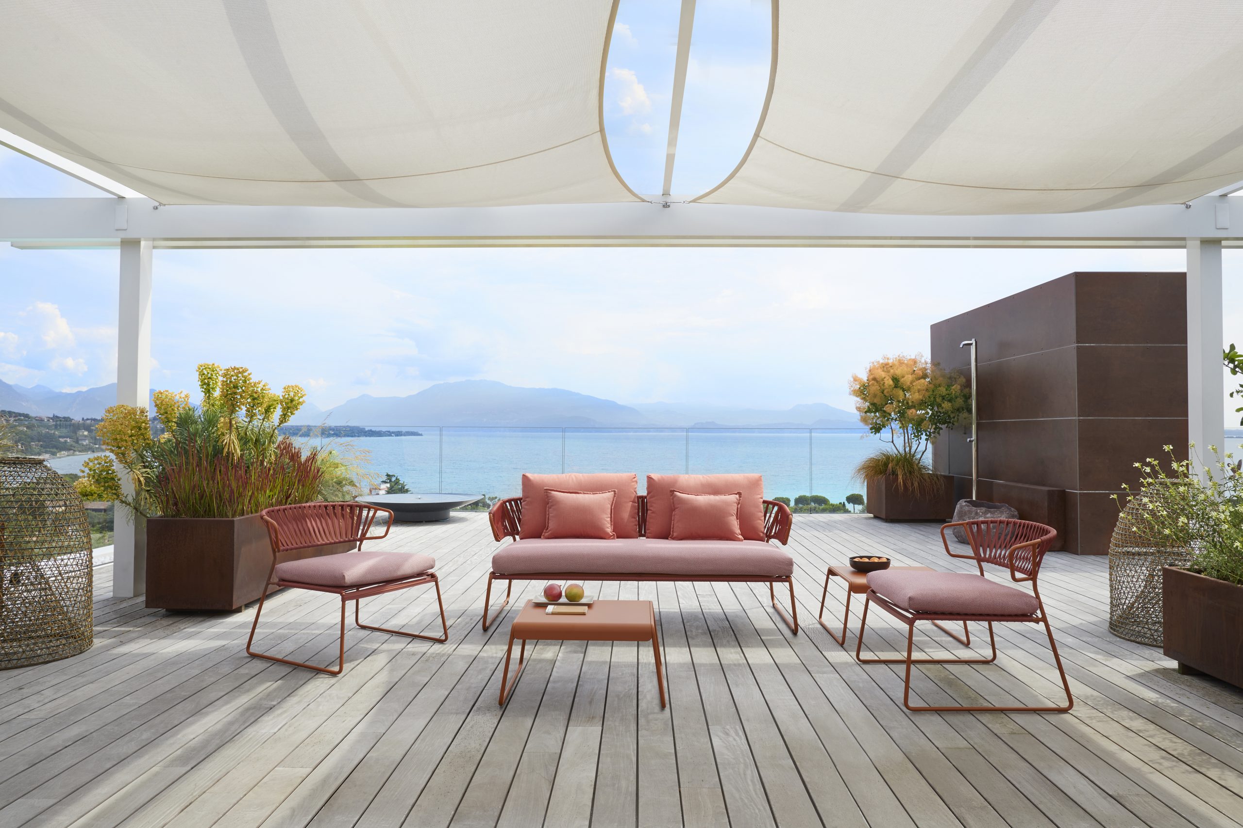 Outdoor: Οι τάσεις που θα αλλάξουν τον κήπο μας με έπιπλα εξωτερικού χώρου