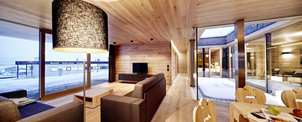 Το Oil Plus 2C είναι ένα προστατευτικό ξύλου από σκληρό κερί λαδιού που χρωματίζει και προστατεύει