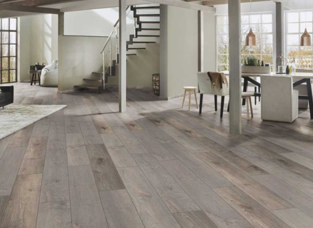 Ξύλινο πάτωμα. Η πρώτη επιλογή για ανακαίνιση δαπέδου στο σαλόνι και στο υπνοδωμάτιο ανάμεσα σε όλα τα είδη πατώματος 