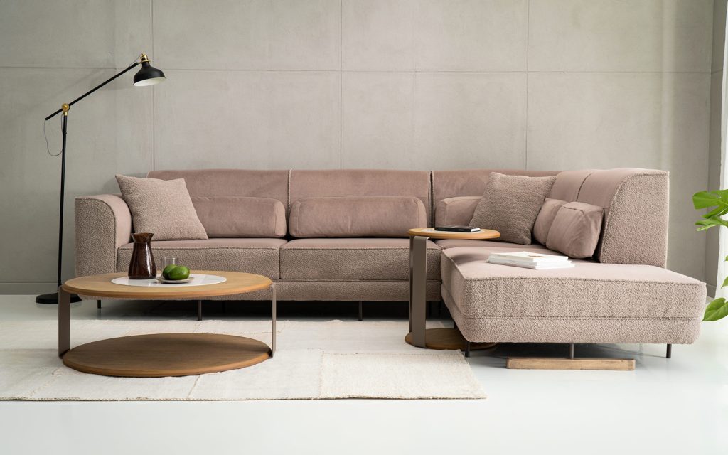κλασικός καναπές OSCAR CORNER της Verfolab για άνεση και στυλ και τραπεζάκι σαλονιού saturn