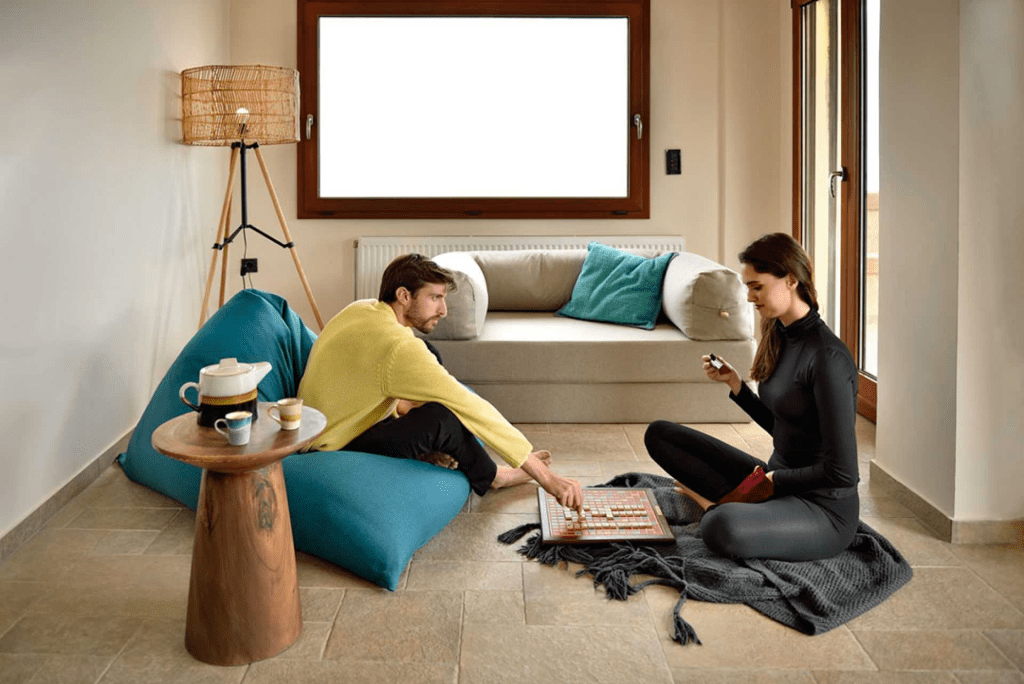 Ένα κρεβάτι πουφ είναι ιδανική λύση για τον ξενώνα. Μοντέρνα ιδέα, άνετη και πρακτική. 