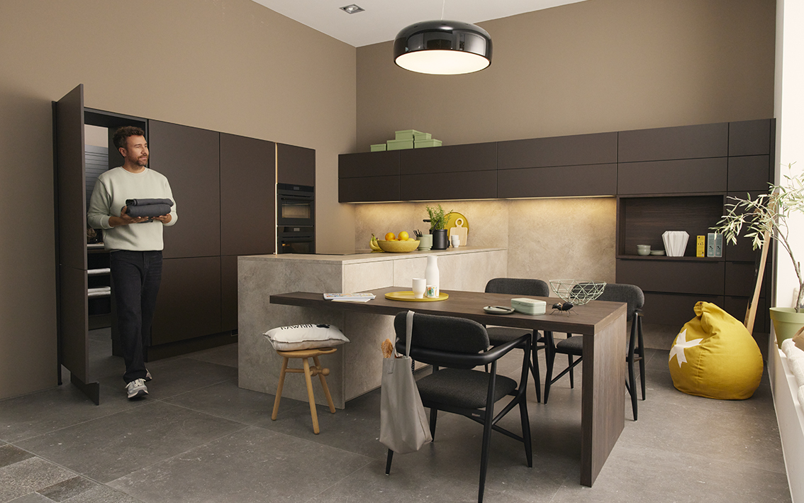 Νέες τάσεις στις κουζίνες για το 2024 από τη Nolte Kitchen – Μοντέρνα κουζίνα σειρά Artline με ξύλινα στοιχεία